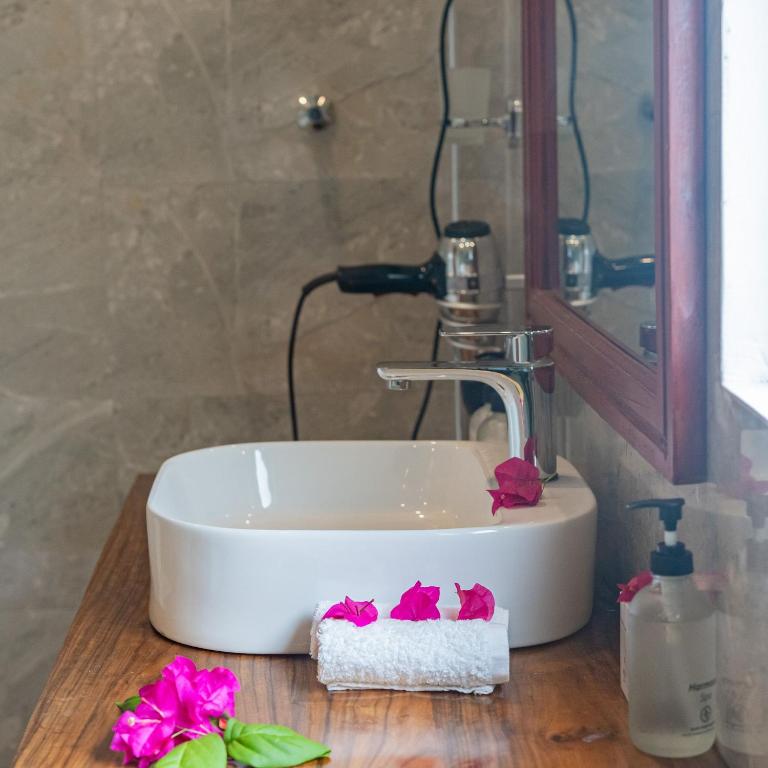 Suite_UHURU_with_OCEAN_VIEW_Manolo_Resort_007