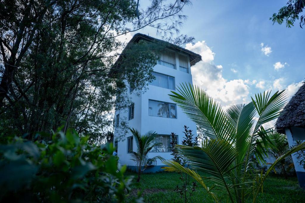 Watertower_with_Oceanview_Manolo_Resort_002